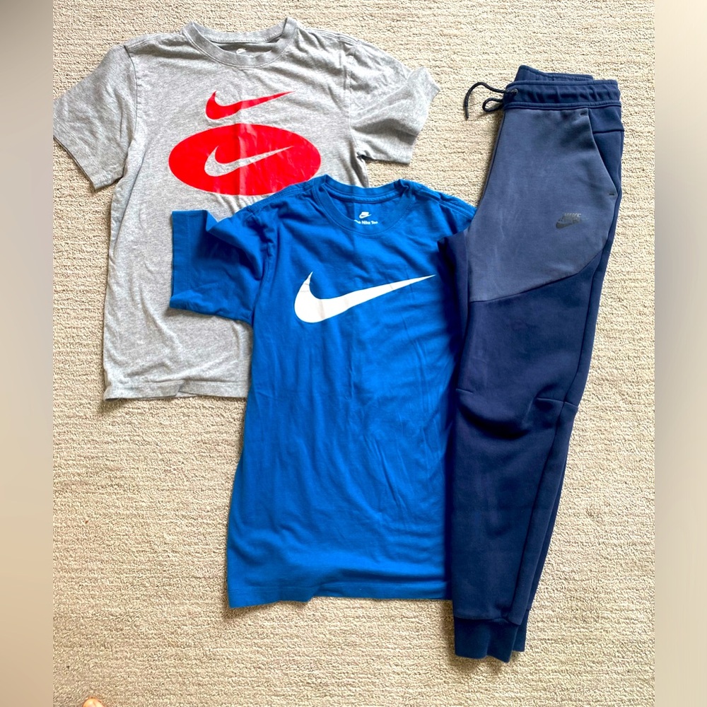 Men’s XS Nike lot.  2 like new t-shirts, tech joggers